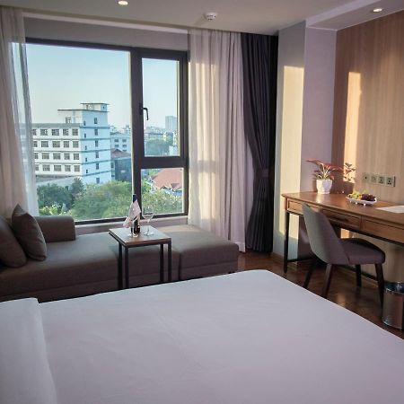 Prince Hotel Янгон Екстериор снимка