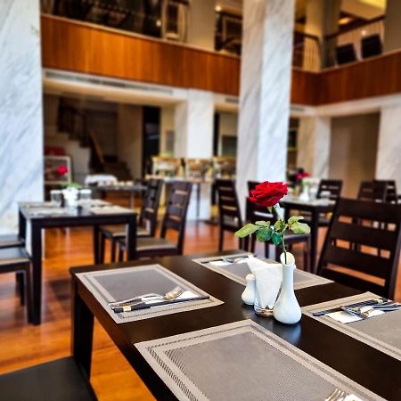 Prince Hotel Янгон Екстериор снимка