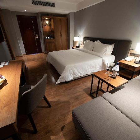 Prince Hotel Янгон Екстериор снимка