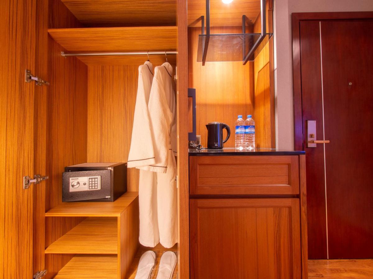 Prince Hotel Янгон Екстериор снимка