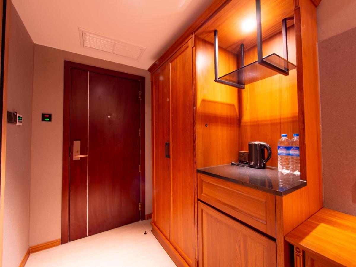 Prince Hotel Янгон Екстериор снимка