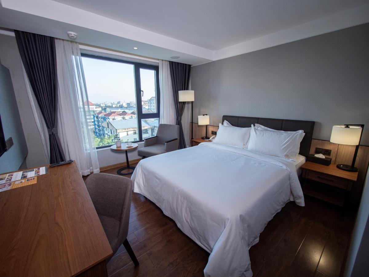 Prince Hotel Янгон Екстериор снимка